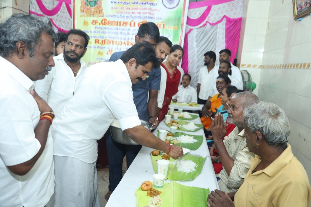 CTR Nirmal Kumar offers special prayers at Sri Kalikambal Kamadeswarar Temple in Chennai during the 80th Independence Day celebrations