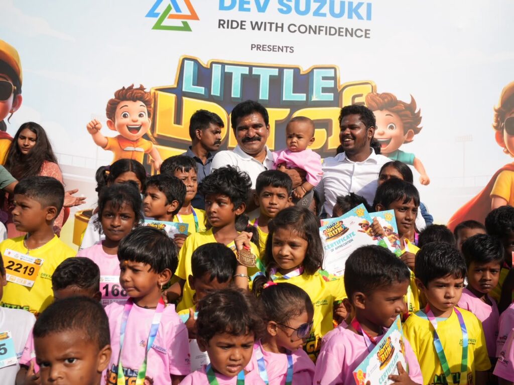 மதுரை பசுமலை பகுதியில் மாரத்தான் ஓட்டப்பந்தயத்தை தொடங்கி வைத்து குழந்தைகளுக்கு பதக்கங்கள் வழங்கிய CTR நிமல் குமார்