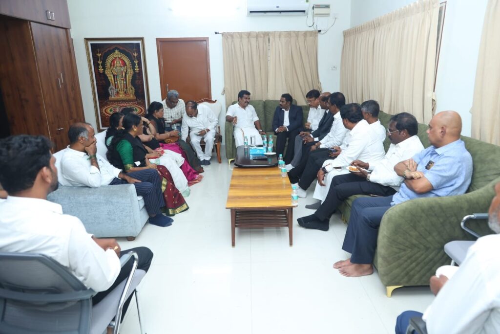 புதிதாகத் தேர்வு செய்யப்பட்ட பார் கவுன்சில் நிர்வாகிகள் CTR நிர்மல் குமாரை இல்லத்தில் சந்தித்த போது