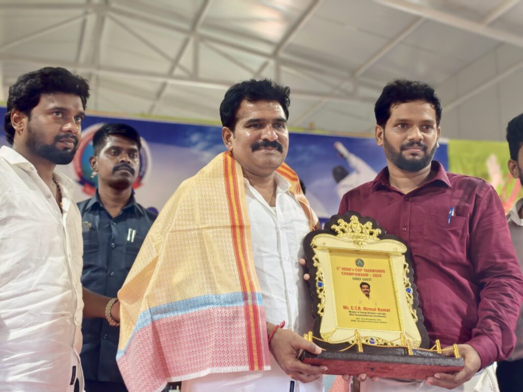 ஹீரோஸ் கோப்பை டேக்வாண்டோ சாம்பியன்ஷிப் போட்டியில் மாணவர்களுக்கு பரிசு வழங்கும் CTR நிர்மல் குமார்