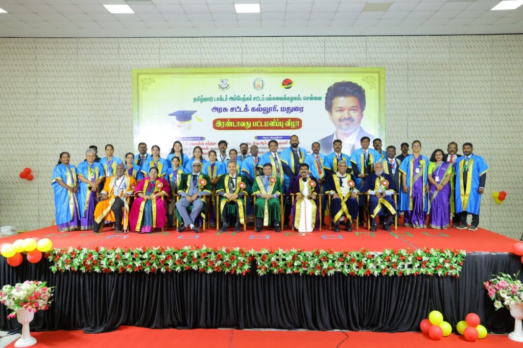 CTR Nirmal Kumar மதுரை அரசு சட்டக் கல்லூரி பட்டமளிப்பு விழாவில் மாணவர்களுக்கு பட்டம் வழங்கிய போது