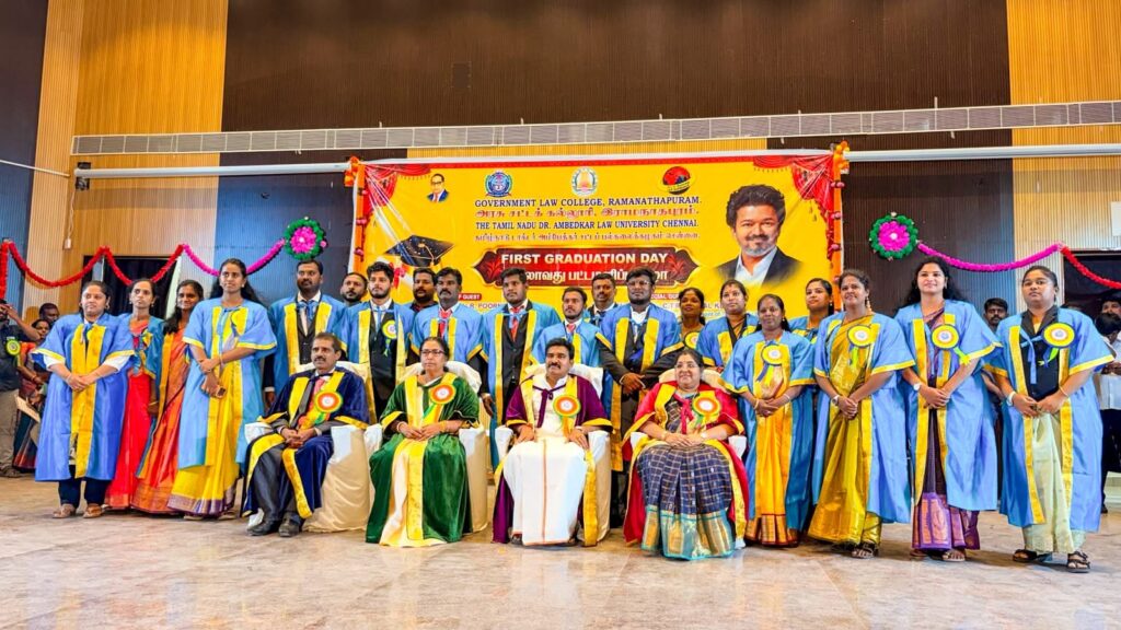 இராமநாதபுரம் அரசு சட்டக் கல்லூரி பட்டமளிப்பு விழாவில் மாணவர்களுக்கு பட்டம் வழங்கும் CTR நிர்மல் குமார்