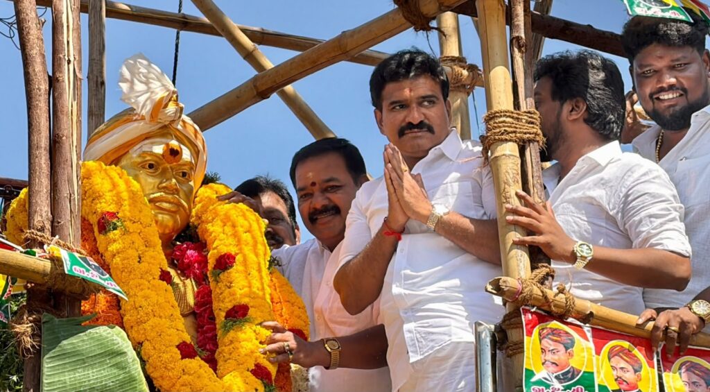 வ.உ.சிதம்பரனார் 155-ஆவது பிறந்தநாளை முன்னிட்டு சிலைக்கு மாலை அணிவிக்கும் CTR நிர்மல் குமார்
