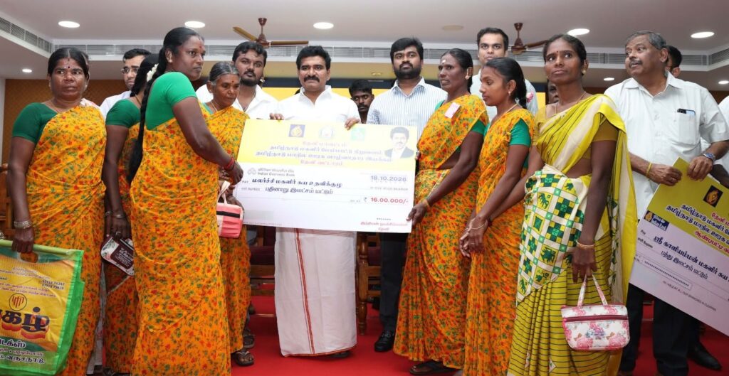CTR Nirmal Kumar தேனியில் பள்ளிக் கட்டடங்களைத் திறந்து வைத்து நலத்திட்ட உதவிகள் மற்றும் புதிய பேருந்துகள் தொடங்கிய நிகழ்வு